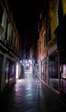 Venedik sokağı, İtalya'nın gece görünümü