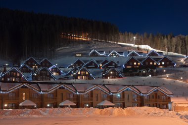 yokuş aşağı Kayak - gece görüş küçük çekici otel ışıkları pinewood ve Kayak lift