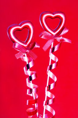 yay kırmızı arka plan ile iki kırmızı valentine Kalpler