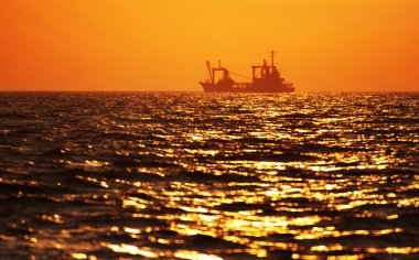 sarı kırmızı degrade renkler ile deniz altında parlak Gündoğumu ve