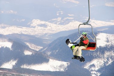 ski lift üzerinde Snowboarder