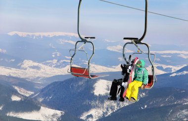 snowboard çift üzerinde bir teleferik