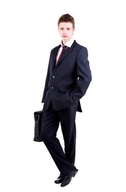 tam uzunlukta salonunda genç adam portresi uygun h ile ayakta