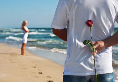seven çift, adam ile gül deniz plajında karısını bekliyor