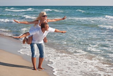 seven çift yaz deniz Sahilde yürüyüş