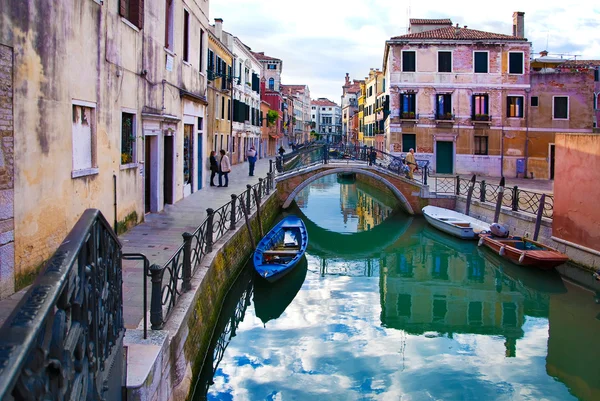 Venezia, isola di Burano piccolo canale e ponte — Foto Stock