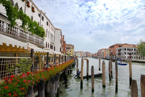 Veneza canal e beira-mar com flores vermelhas, Itália — Fotografia de Stock