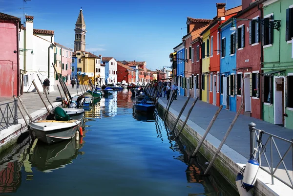 Venedig, ön burano, små ljust målade hus och kanal — Stockfoto