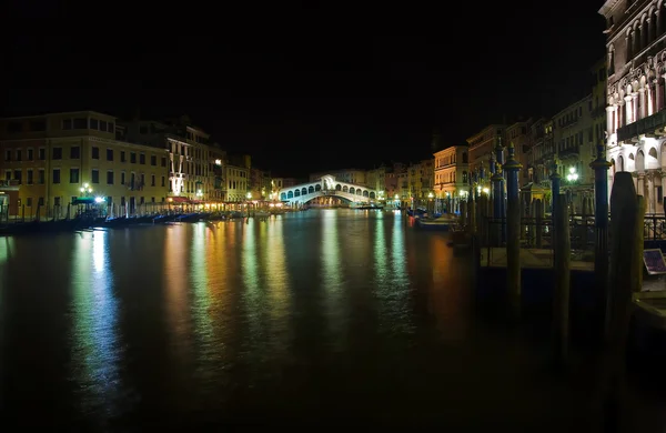 Natt syn på rialto bridge, Venedig, Italien — Stockfoto