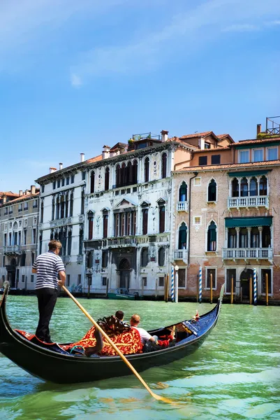 Canal de Venecia con góndola, Italia — Foto de Stock