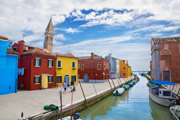 Venedig, ön burano, små ljust målade hus och kanal — Stockfoto