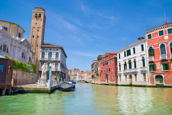 Venecia canal y casas, Italia — Foto de Stock