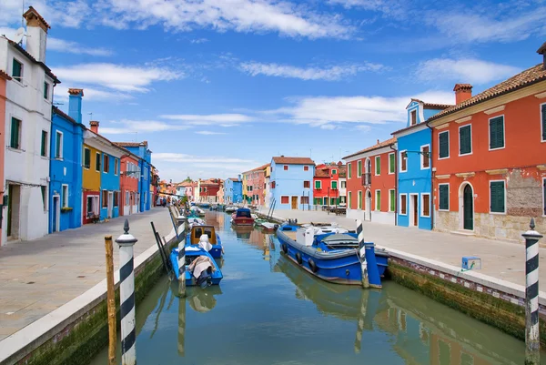 Benátky, burano ostrov, malé jasně malované domy a kanál — Stock fotografie