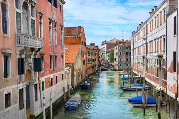 Canale di Venezia con gondole, barche e piccolo ponte. Italia — Foto Stock