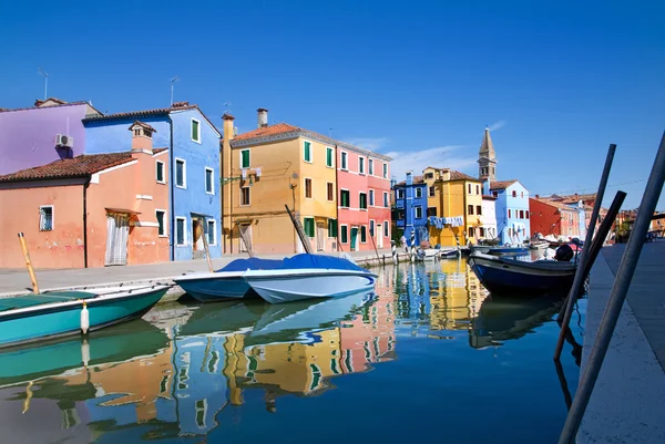 Venezia, isola di Burano, piccole case e canali luminosi — Foto Stock