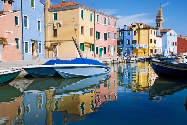 Venedig, ön burano, små ljust målade hus och kanal — Stockfoto