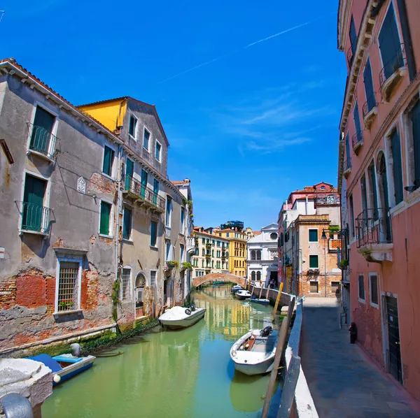 Benátky canal, most, domy a čluny — Stock fotografie