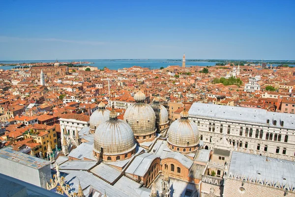 Panoráma města Benátky - pohled z campanile di san marco. Itálie — Stock fotografie