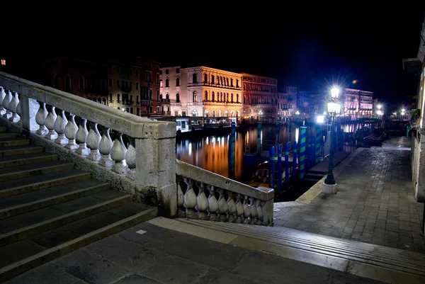 Venezia, Ponte di Rialto scale di notte, Italia — Foto Stock