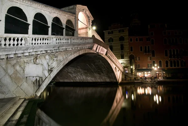 Venedig, rialto-bron på natten, Italien — Stockfoto
