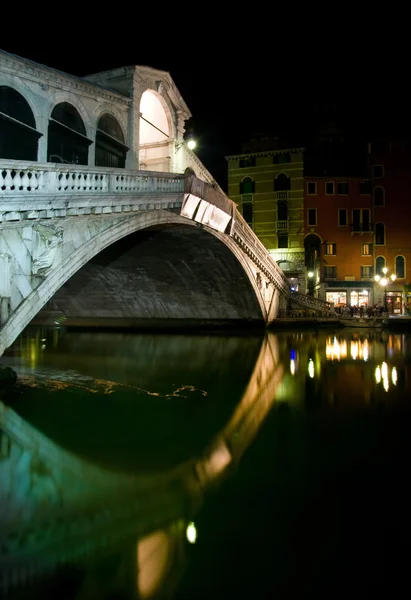 Венице, мост Риальто ночью, Италия — стоковое фото