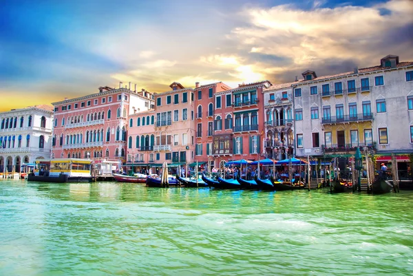 Venezia Canal Grande con gondola, Italia — Foto Stock