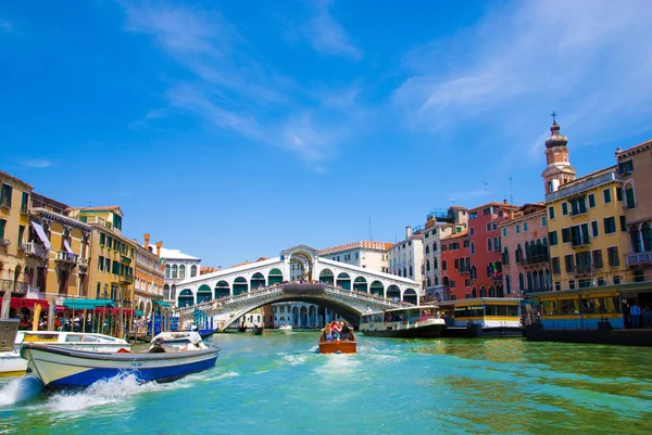 Canal Grande Venedig med gondoler och Rialtobron, Italien与吊船和里亚托桥、 意大利威尼斯大运河 — 图库照片