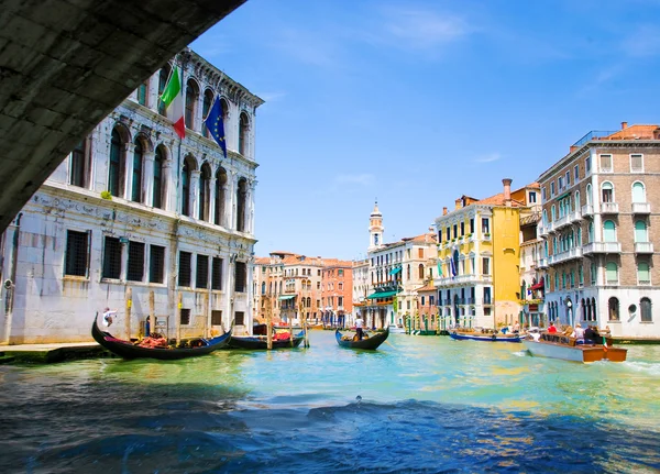 Velencei Grand canal gondolák és a Rialto-híd, Olaszország — Stock Fotó
