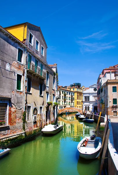 Venedig canal, bro, husen och båtarna — Stockfoto