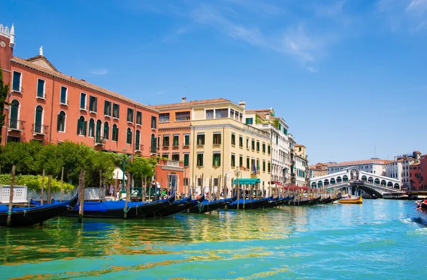 Venedig Grand Canal mit Gondeln und Rialtobrücke, Italien — Stockfoto