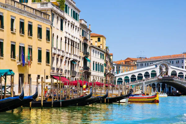 Venecia Gran canal con góndolas y puente de Rialto, Italia —  Fotos de Stock