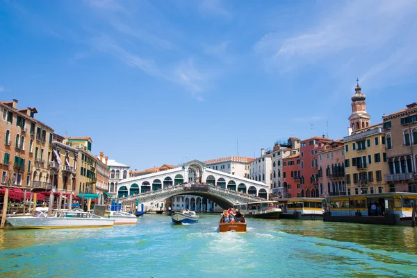 Canal Grande Venedig med gondoler och Rialtobron, Italien与吊船和里亚托桥、 意大利威尼斯大运河 — 图库照片
