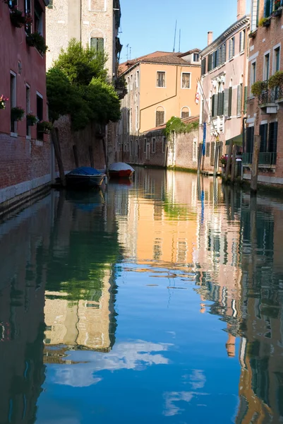 威尼斯运河和房子反射，意大利 — 图库照片