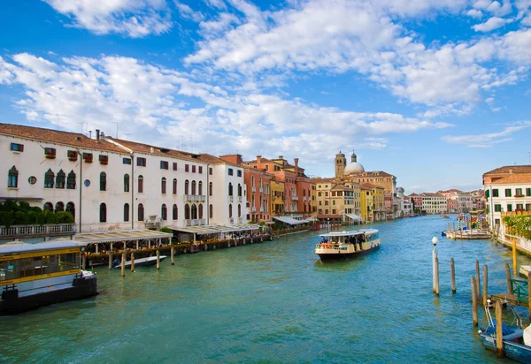 Venezia Canal Grande con gondola, Italia — Foto Stock