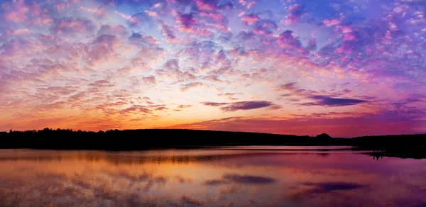 Puesta de sol panorámica sobre el lago con colores brillantes van muy bien — Foto de Stock