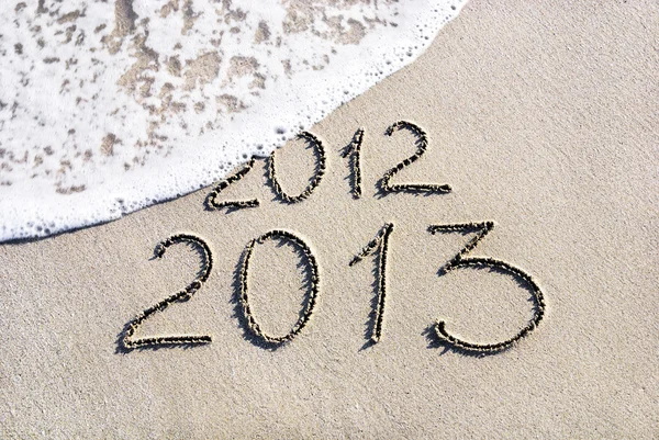 Gelukkig nieuw jaar 2013 vervangen 2012 concept op het strand — Stockfoto