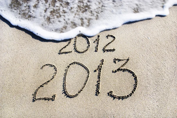 Bonne année 2013 remplacer le concept 2012 sur la plage de la mer — Photo