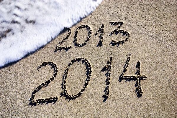 Ευτυχισμένο το νέο έτος 2014 αντικαταστήσει 2013 έννοια στην παραλία θάλασσας — Φωτογραφία Αρχείου