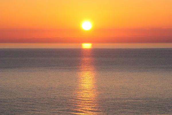 Salida del sol brillante bajo el mar con colores de degradado rojo amarillo —  Fotos de Stock