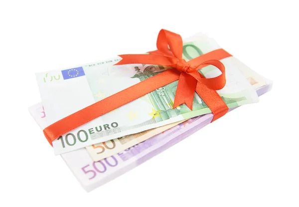 A pilha de dinheiro do euro amarrado com uma fita vermelha de cetim e arco — Fotografia de Stock