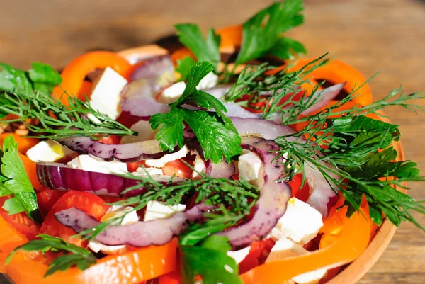 Frischer Gemüsesalat mit Käse — Stockfoto