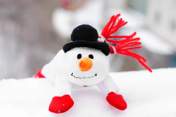 Natal feliz inverno boneco de neve com cenoura e olhos — Fotografia de Stock