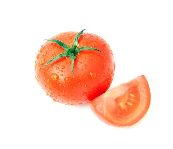 Frische Tomaten- und Tomatenscheiben mit Wassertropfen isoliert auf weiß — Stockfoto