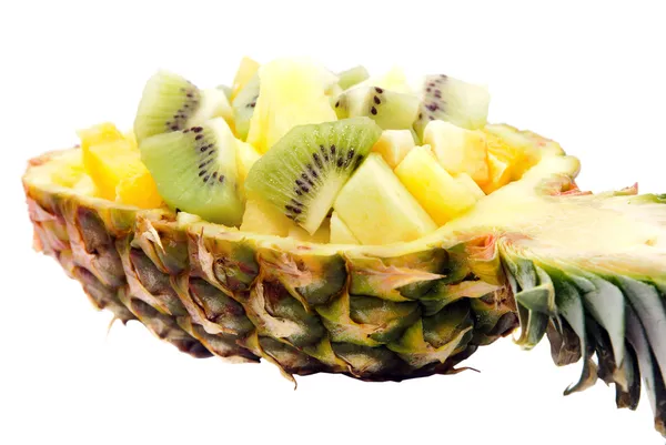 Mezcla de frutas saludables en un tazón de piña — Foto de Stock