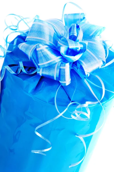 Cadeau nacré bleu emballé festif avec grand arc isolé sur wh — Photo