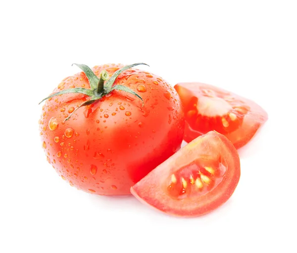 Frische Tomaten- und Tomatenscheiben mit Wassertropfen isoliert auf weiß — Stockfoto