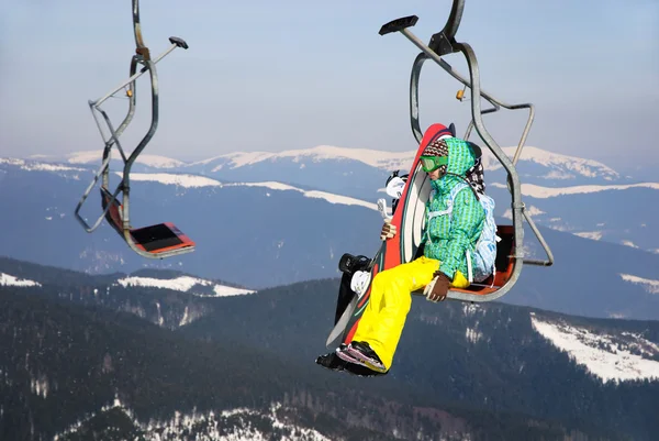 Skiërs op een ski-lift — Stockfoto
