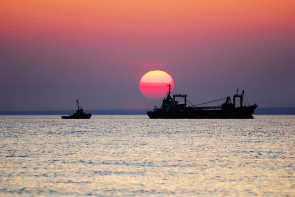 Φωτεινό Ανατολή του ηλίου, κάτω από τη θάλασσα με κίτρινο κόκκινο χρώματα ντεγκραντέ και — Φωτογραφία Αρχείου