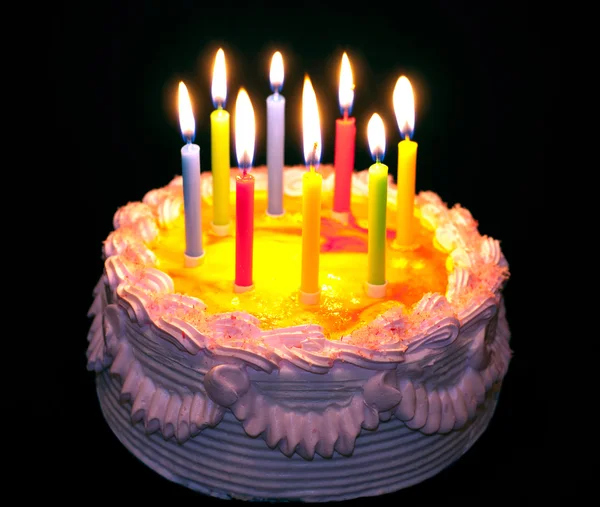 Gâteau de vacances appétissant avec les bougies colorées de lumière — Photo