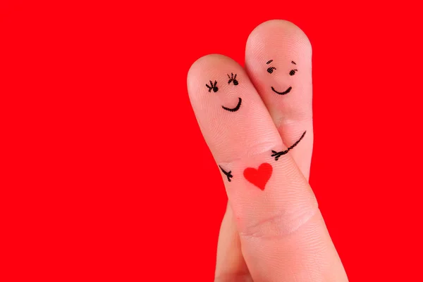 幸福的情侣概念 — — 一个男人和一个女人拥抱，绘了在手指 — 图库照片